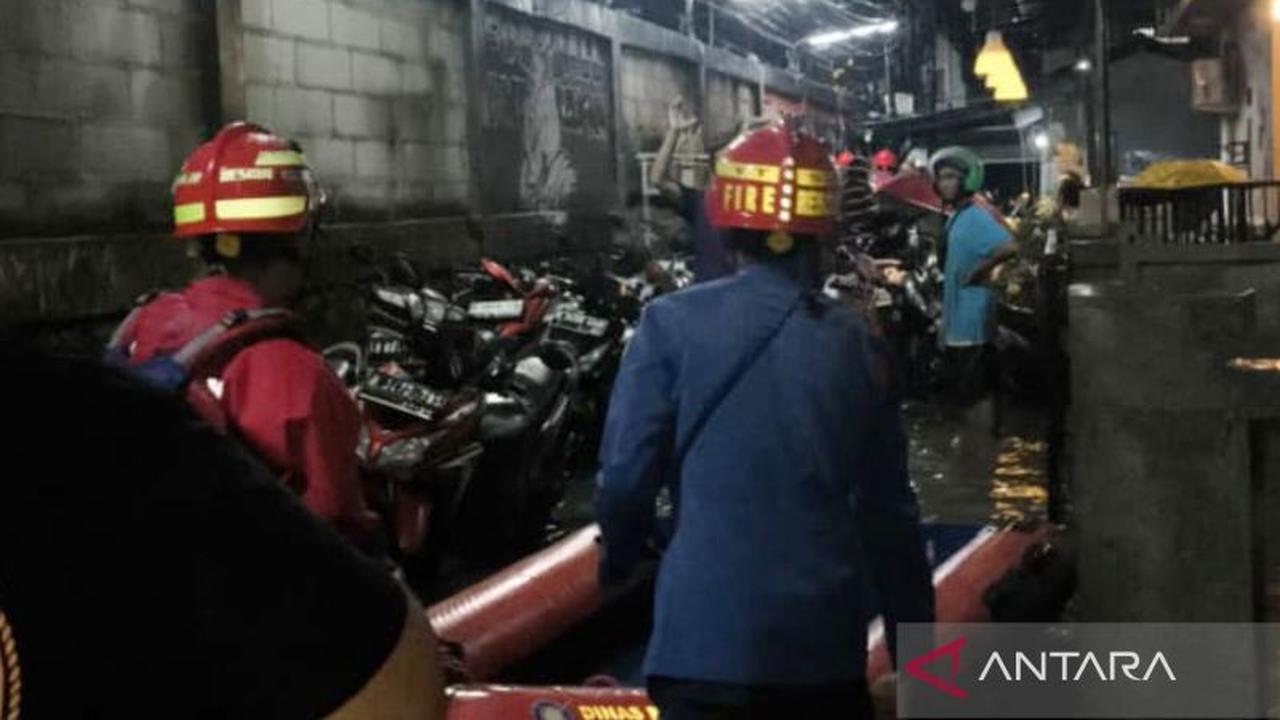 Gulkarmat Evakuasi Dua Warga Sakit Saat Banjir Pekayon Jaktim Capai 110 Cm