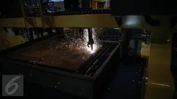 Salah satu stand menguji coba pemotong plat baja untuk pembuatan kapal dalam pameran INAMARINE 2016 di JiExpo Kemayoran Jakarta, Rabu (18/5). Ini merupakan pameran maritim berskala internasional dan terbesar di Indonesia. (Liputan6.com/Faizal Fanani)