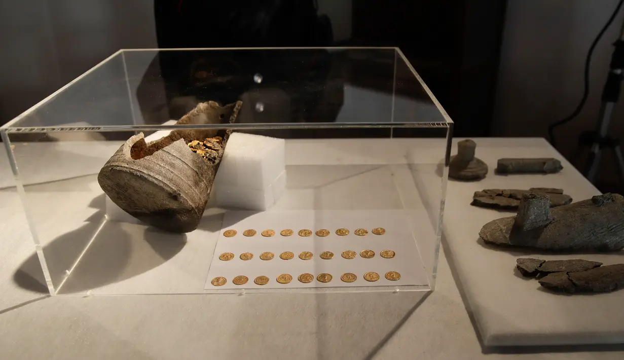 Sejumlah koin emas Romawi kuno ditampilkan selama konferensi pers di Milan, Italia, 10 September 2018. Harta karun berupa 300 koin emas itu ditemukan dalam sebuah bejana batu saat penggalian di ruang bawah tanah Teater Cressoni, kota Como. (AP/Luca Bruno)