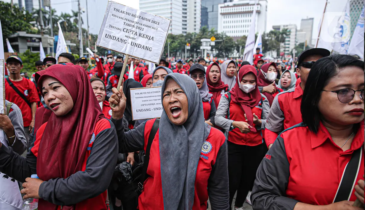 Selanjutnya HOSTUM atau hapus outsourcing tolak upah murah dan menegaskan pemilihan capres yang pro buruh dan kelas pekerja. (Liputan6.com/Faizal Fanani)