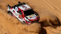 Pembalap Toyota Gazoo Racing Frenando Alonso dan Marc Coma bersaing pada stage kelima Reli Dakar 2020 antara Al Ula dan Hail di Arab Saudi, Kamis (9/1/2020). Alonso mencetak sejarah sebagai juara dunia Formula 1 (F1) pertama yang berlaga di ajang Reli Dakar. (AP Photo/Bernat Armangue)