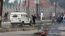 Seorang demonstran melempar batu kearah pasukan tentara saat menggelar aksi demo usai melakukan salat Idul Fitri di Srinagar, India (26/6). (AP Photo / Mukhtar Khan)