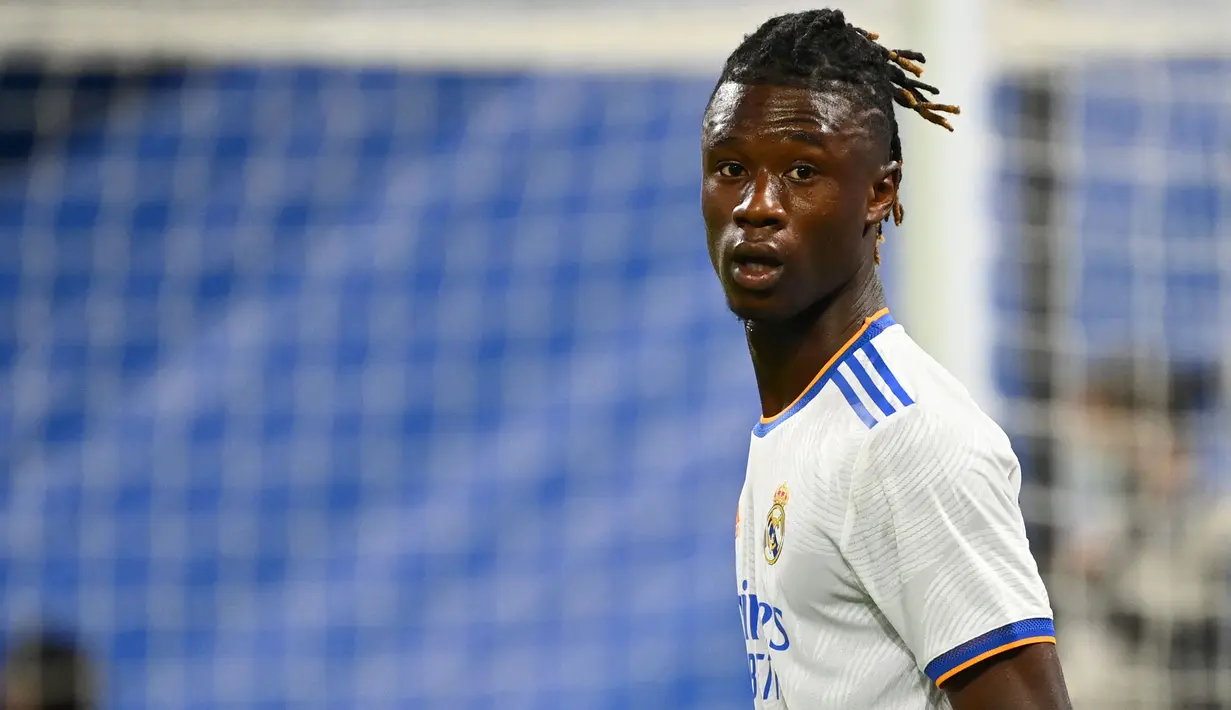 Eduardo Camavinga langsung mencuri perhatian di laga debutnya bersama Real Madrid karena langsung mampu mencetak gol. Camvinga didatangkan menuju Santiago Bernabeu pada awal musim dari Stade Rennais. Saat ini, nilai pasarnya mencapai sekitar 1 triliun rupiah. (AFP/Gabriel Bouys)