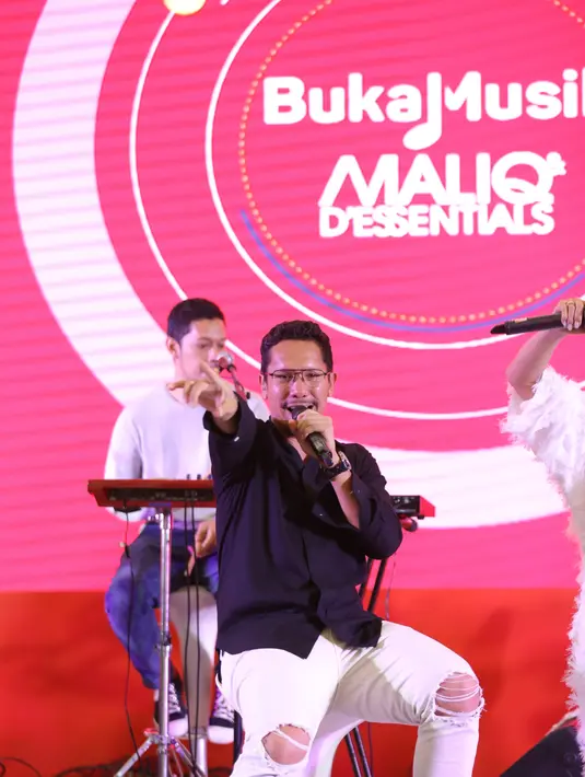 Maliq & D'essentials meriahkan acara Video Xperience yang digelar di Atrium Senayan City, Jakarta Pusat pada Minggu (22/9) malam. (Daniel Kampua/Fimela.com)