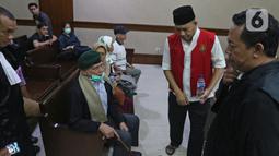Kivlan Zen (kedua kiri) menjelang untuk memberikan kesaksian dalam sidang lanjutan kasus kepemilikan senjata api ilegal di Pengadilan Negeri Jakarta Pusat, Rabu (5/2/2020). Sidang untuk terdakwa Azwarni ditunda karena alasan kesehatan Kivlan Zen. (Liputan6.com/Herman Zakharia)