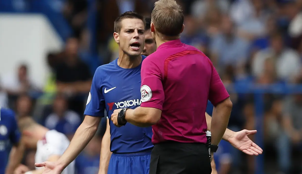 Protes pemain Chelsea, Cesar Azpilicueta (kiri) kepada wasit Craig Pawson saat melawan Burnley pada laga perdana Premier League di Stamford Bridge, (12/8/2017). Chelsea kalah 2-3. (AP/Kirsty Wigglesworth)