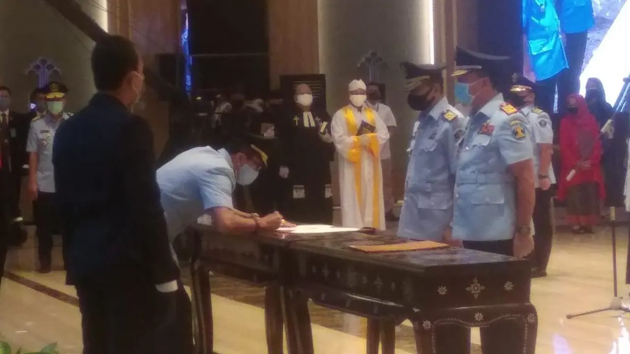 Menkumham melantik Reinhard Silitonga (kanan) menjadi Dirjen PAS.