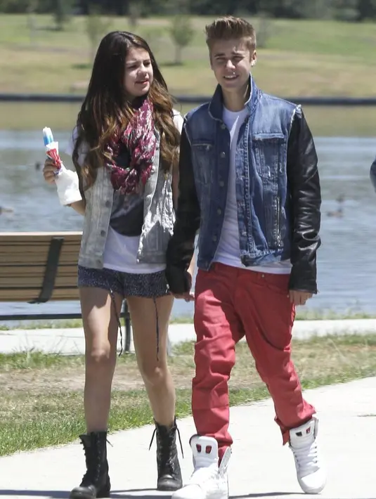 Mereka tampak mengenakan pakaian yang nyaman saat tertangkap tengah berdua. (Popsugar)