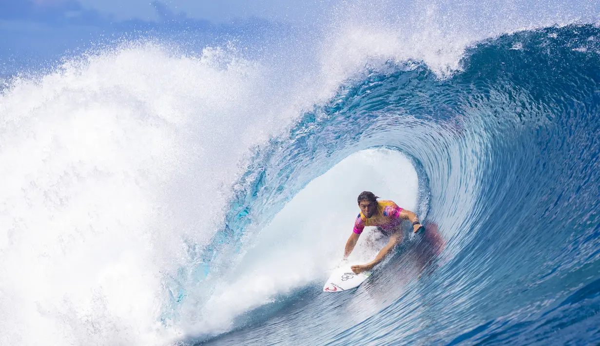 Peselancar AS, Conner Coffin beraksi menaklukan ombak saat bertanding pada hari pertama Tahiti Pro 2019 di Teahupoo, Tahiti (24/8/2019). Tahiti Pro 2019 diikuti oleh  36 peselancar dunia. (AFP Photo/Brian Bielman)