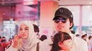 Potret lain memperlihatkan keduanya tampil dengan atasan warna beige senada. [@attahalilintar].