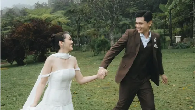 Ranty Maria Foto Prewedding di Bali Bersama Rayn Wijaya dengan gaun putih. [@rantymaria]