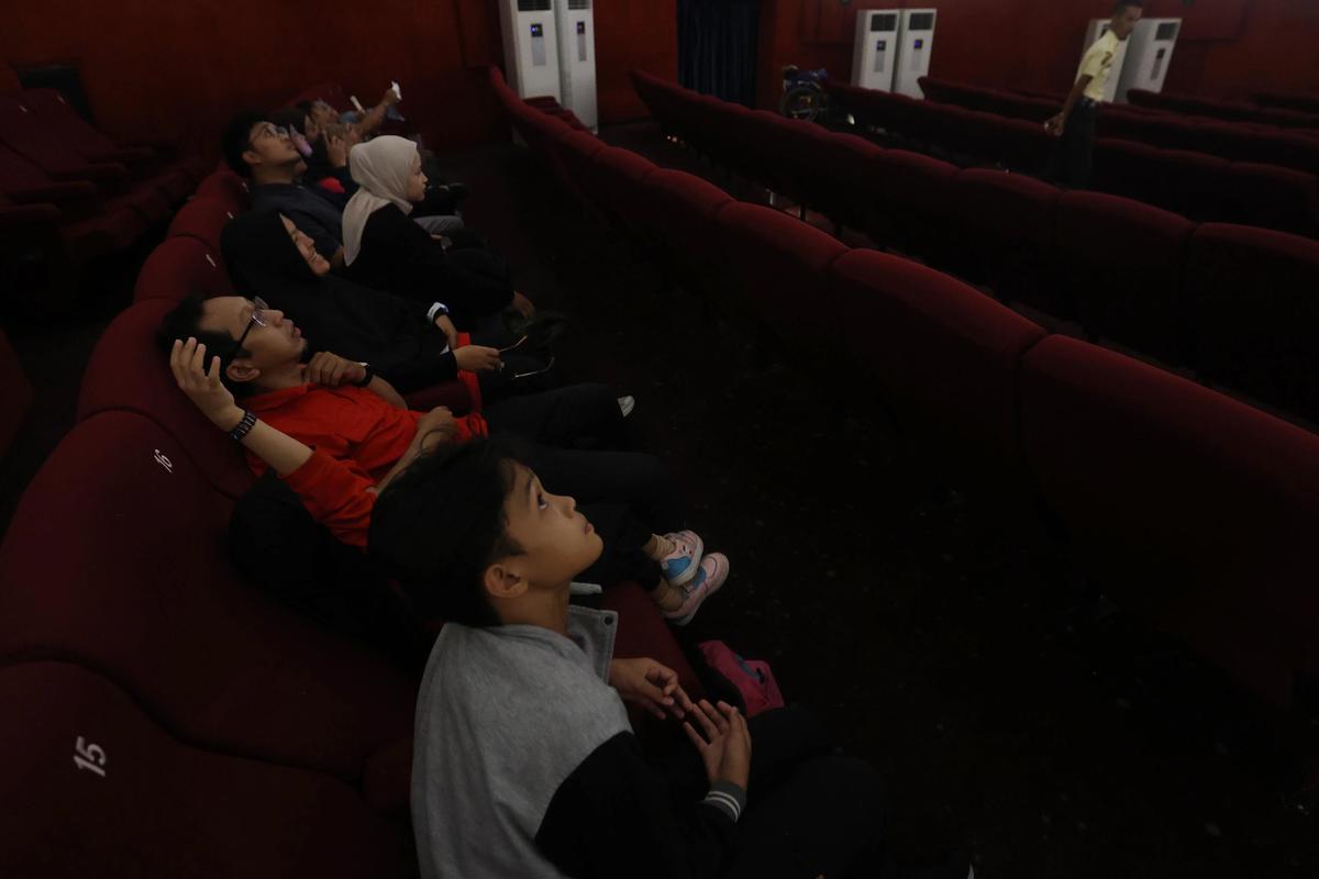 FOTO: Libur Natal Warga Kunjungi Planetarium Jakarta yang Kembali Dibuka