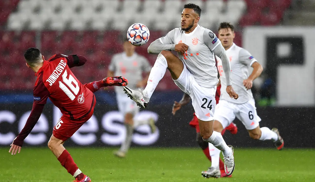 Pemain Bayern Munchen Corentin Tolisso (tengah) berebut bola dengan pemain RB Salzburg Zlatko Junuzovic pada pertandingan Grup A Liga Champions di Salzburg, Austria, Selasa (3/11/2020). Bayern Munchen menang 6-2. (AP Photo/Andreas Schaad)