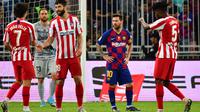 Ekspresi bintang Barcelona Lionel Messi usai kekalahan dari Atletico Madrid pada semifinal Piala Super Spanyol di King Abdullah Sports City. (AFP/Giuseppe Cacace)