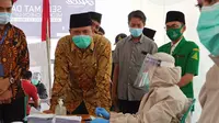 Bupati Mojokerto, Pungkasiadi saat memantau kegiatan rapid test oleh produsen es krim (istimewa)