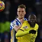 Pemain Brighton and Hove Albion Dan Burn (kiri) berebut bol dengan pemain Chelsea Romelu Lukaku (kanan) pada pertandingan sepak bola Liga Inggris di American Express Community Stadium, Brighton, Inggris, 18 Januari 2022. Pertandingan berakhir 1-1. (Glyn KIRK/AFP)