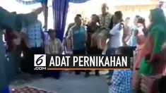 Setiap acara pernikahan, ada prosesi adat yang dilalui. Jika pesta pernikahan memakai adat jawa, maka ada prosesi yang disebut panggih, yaitu pertemuan antar mempelai pengantin dan saling lempar bunga. Namun pernikahan ini justru pengantin pria yang ...