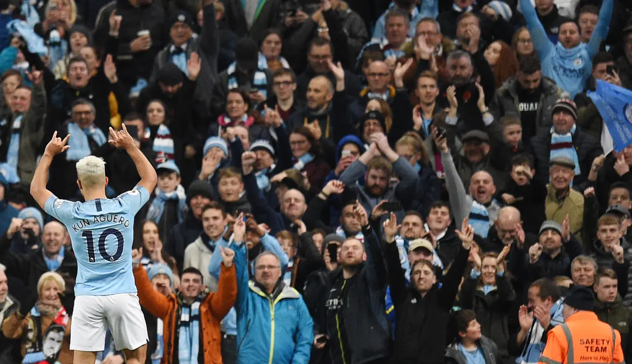Striker Manchester City, Sergio Aguero berselebrasi usai mencetak gol ke gawang Manchester United pada lanjutan Liga Inggrid di stadion Etihad, Manchester (11/11). Sebelumnya, rambut Aguero berwarna hitam biasa. (AFP Photo/Oli Scarff)