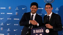Pemain asal Argentina, Angel Di Maria dan Presiden PSG Nasser Al Khelaifi usai konferensi pers, Prancis, Kamis (7/8/2015). Pemain sayap Timnas Argentina itu telah menandatangani kontrak 4 tahun dengan Paris St Germain (PSG). (REUTERS/Christian Hartmann)