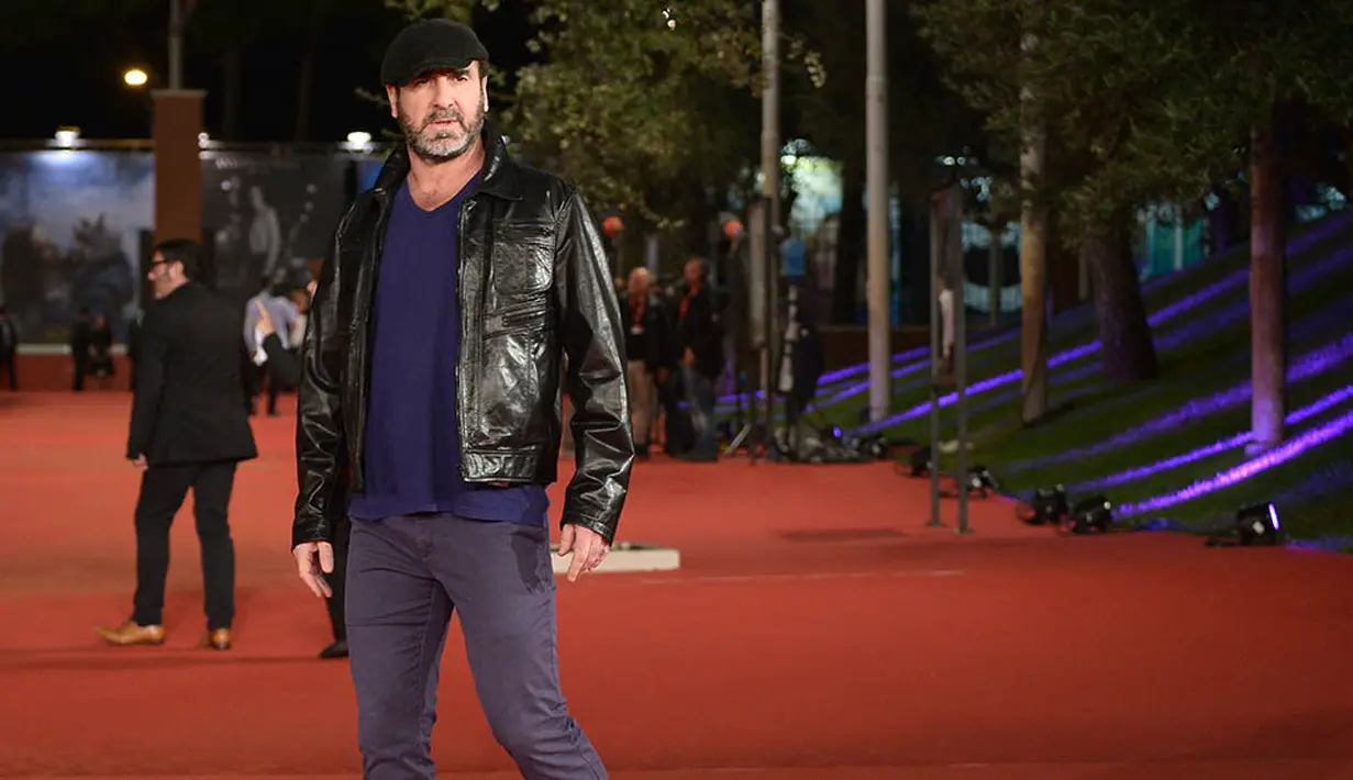 Legenda MU, Eric Cantona, menghadiri pemutaran perdana film "Mad Kings" di Roma, Italia, Senin (19/10/2015). (AFP/Tiziana Fabi)