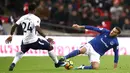 Striker Everton Cenk Tosun berebut bola dengan pemain Tottenham Hotspur Serge Aurier saat pertandingan Liga Primer di Stadion Wembley, London (13/1). Tottenham menang telak 4-0 atas Everton. (John Walton/PA via AP)