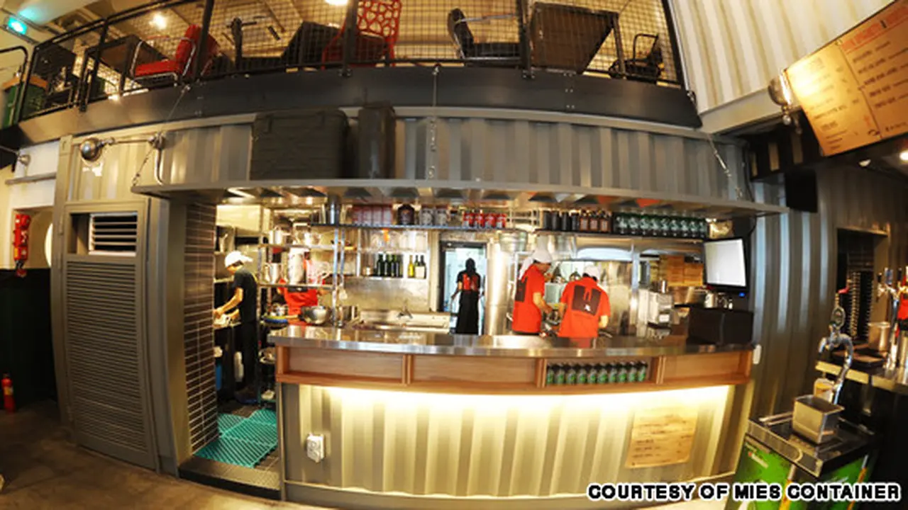 Restoran Mies Container, Hadirkan Tema Pabrik dan Pelayan Macho 