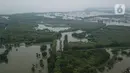 Foto udara banjir rob yang menggenangi rumah dan tambak warga di Desa Pantai Mekar, Muaragembong, Kabupaten Bekasi, Jawa Barat, Senin (6/12/2021). Banjir rob telah menggenangi wilayah tersebut selama empat hari akibat kenaikan permukaan air laut. (Liputan6.com/Herman Zakharia)