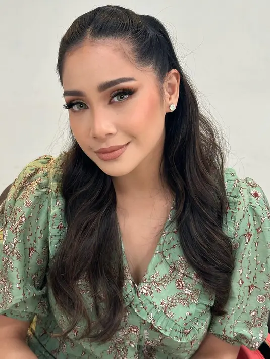 Namun bagaimana jadinya kalau istri Raffi Ahmad itu dirias dengan makeup bold dan glamor? Hal itu terlihat dalam unggahan Tasya Farasya baru-baru ini.  [@tasyafarasya]