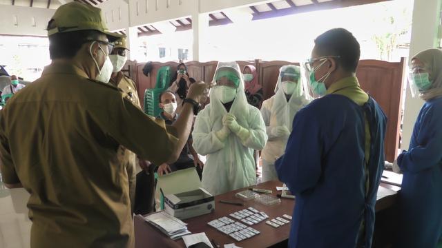 Lansia di atas 55 tahun dan yang memiliki penyakit bawaan menjadi sasaran rapid test antigen di Banyumas karena rentan berakhir fatal jika sampai terpapar Covid-19. (Foto: Liputan6.com/Rudal Afgani)