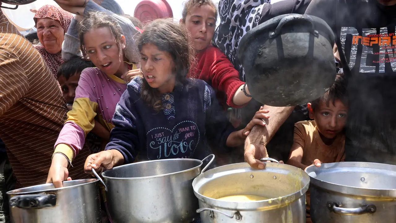 Kelaparan, Anak-anak Gaza Antre untuk Dapat Makanan