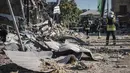 Korban tewas akibat serangan rudal Rusia yang menghantam blok apartemen dan bangunan lain di Ukraina telah meningkat menjadi tujuh orang, dengan 67 lainnya dikabarkan terluka. (Ukrainian Emergency Service via AP Photo)