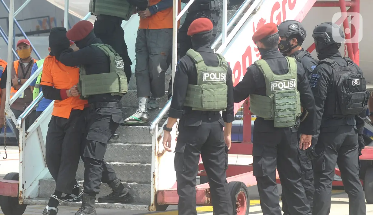 Densus 88  Mabes Polri membawa teroris usai tiba di Bandara Soekarno-Hatta, Tangerang Banten, Kamis (4/1/2021). Dari jumlah tersebut, 19 di antaranya adalah anggota Front Pembela Islam (FPI). (merdeka.com/Arie Basuki)