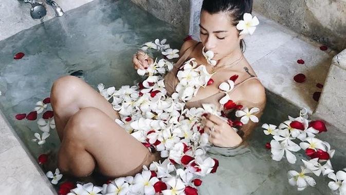 Gaya seleb tanah air saat berpose di bathtub (Sumber: Instagram/jenniferbachdim)