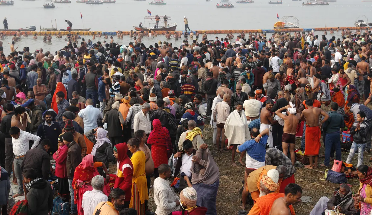 Umat Hindu memadati Sangam, pertemuan tiga sungai-Sungai Gangga, Yamuna dan Saraswati untuk mandi ritual selama festival Makar Sankranti yang jatuh selama pekan raya tradisional tahunan festival Magh Mela, di Prayagraj, India (14/1/2022). (AP Photo/Rajesh Kumar Singh)