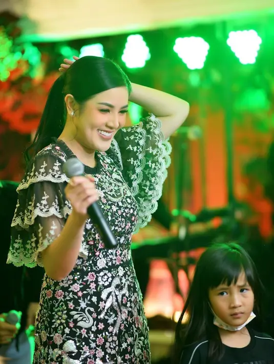 Nindy Ayunda tampil effortless dengan dress bermotif hitam. Lengan trumpet dengan trap bikin terlihat elegan [@nindyayunda]