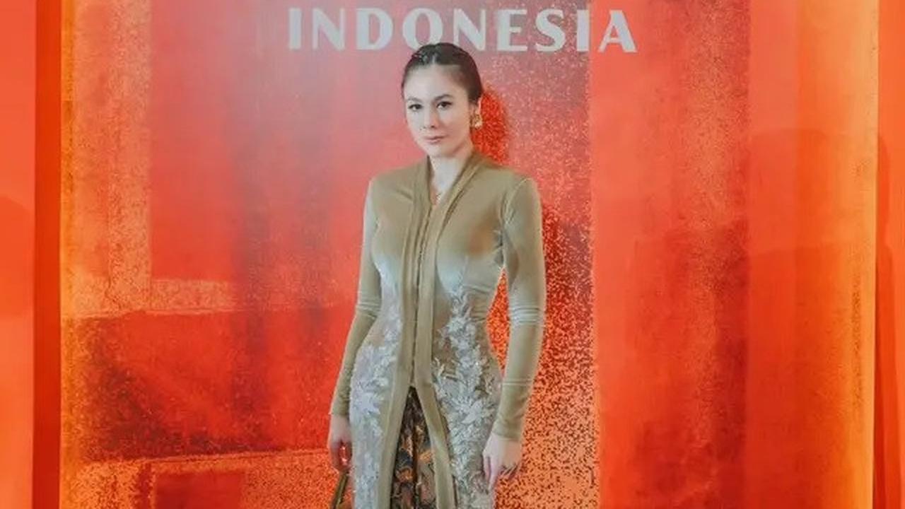 Tampil Memukau dengan Kebaya Kutu Baru Panjang, Intip Gaya Mikha Tambayong dan Selebriti Lainnya