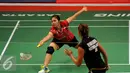 Pebulutangkis tunggal putri Indonesia, Lindaweni Fanetri (kiri) saat berhadapan dengan Soraya De Visch Eijbergen (Belanda) di Total BWF Championships 2015 di Jakarta, Senin (10/8/2015). Lindaweni unggul 21-13 dan 21-15. (Liputan6.com/Helmi Fithriansyah)