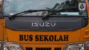 Sebuah bus sekolah disiagakan di Terminal bus Kalideres, Jakarta Barat, Senin (17/5/2021). Bus sekolah tersebut untuk membawa penumpang yang positif Covid-19 menuju Puskesmas Kalideres guna menjalani tes polymerase chain reaction (PCR). (Liputan6.com/Angga Yuniar)