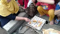 KPM BPNT di Jeneponto dapat bantuan telur busuk (Liputan6.com/Fauzan)