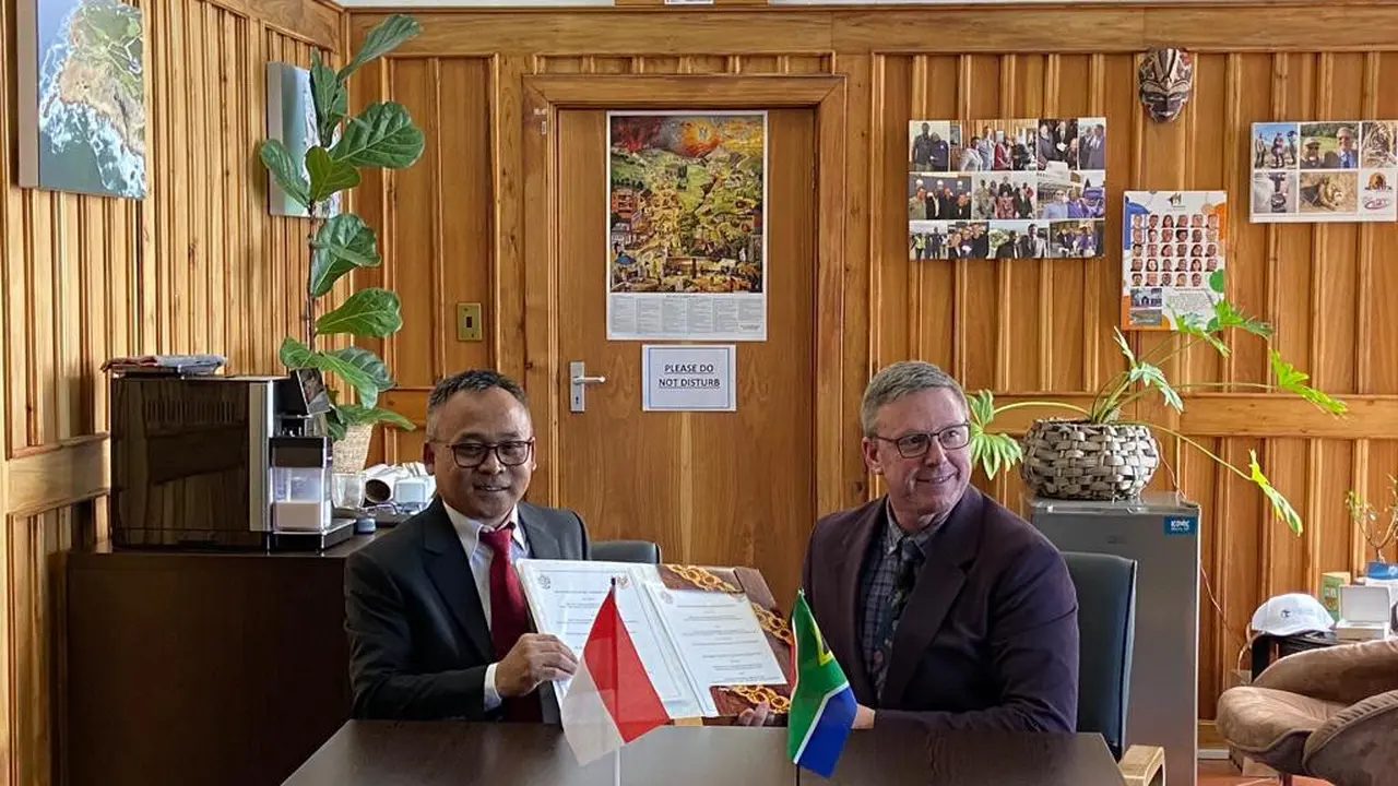 Konsulat Jenderal Republik Indonesia (KJRI) Cape Town memfasilitasi penandatanganan nota kesepahaman kerja sama sister city Mossel Bay dengan Denpasar. Penandatanganan itu menandai era baru kerja sama yang terjalin sejak 2019 (Istimewa)