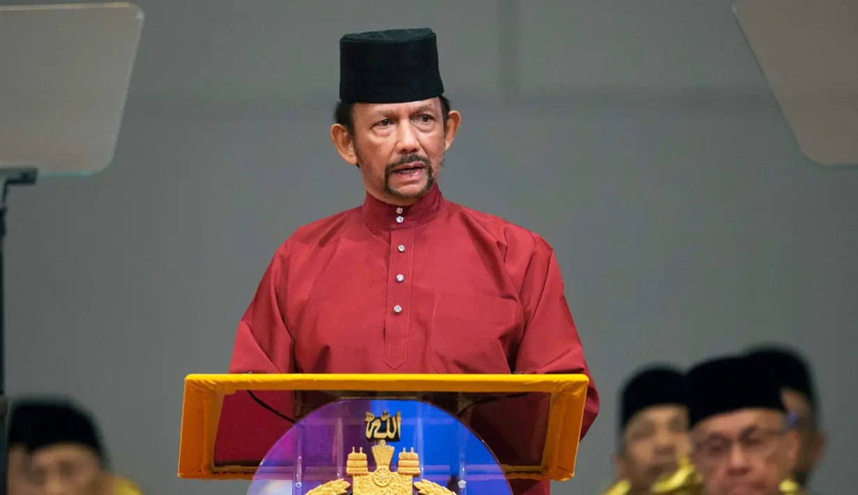 Sultan Hassanal Bolkiah menyampaikan pidato dalam sebuah acara di Bandar Seri Begawan, Brunei Darussalam, Rabu (3/4). Mulai hari ini, Kerajaan Brunei Darussalam resmi memberlakukan hukum rajam hingga tewas terhadap pelaku gay (sesama laki-laki). (AFP)
