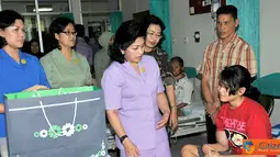 Citizen6, Jakarta: Rombongan Dharma Pertiwi mengunjungi 13 pasien di RSPAD, 11 di RSAL dan 10 di RSPAU yang sedang menderita kanker. (Pengirim: Badarudin Bakri Badar)