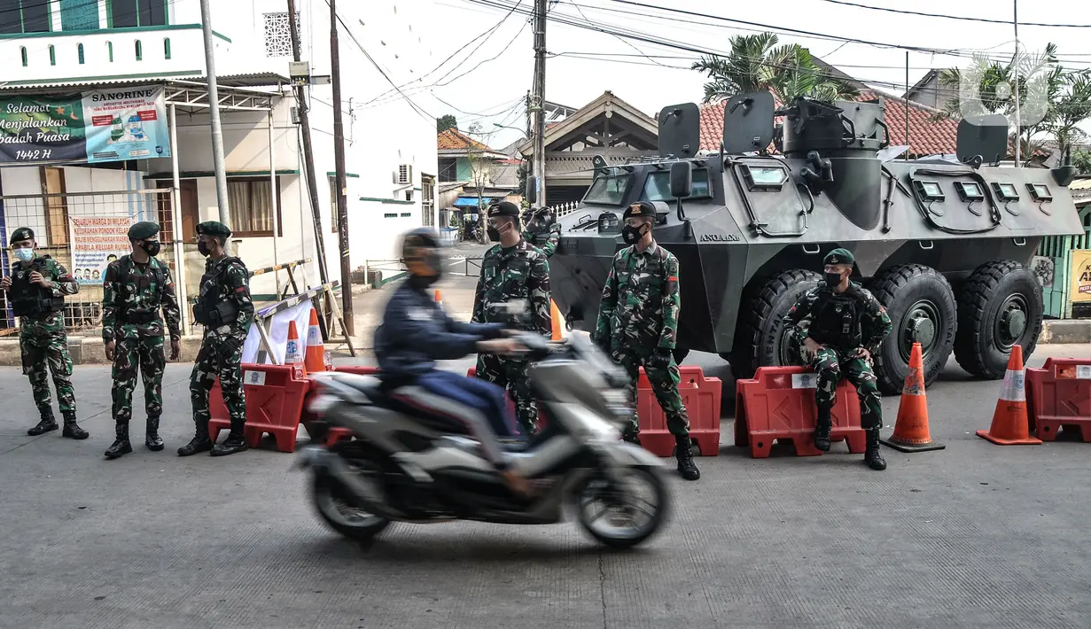 Aparat TNI menjaga penyekatan PPKM Darurat di kawasan Lampiri, Kalimalang, Jakarta, Senin (5/7/2021). Penyekatan ini akan berlangsung selama 24 jam saat masa PPKM Darurat. (merdeka.com/Iqbal S. Nugroho)