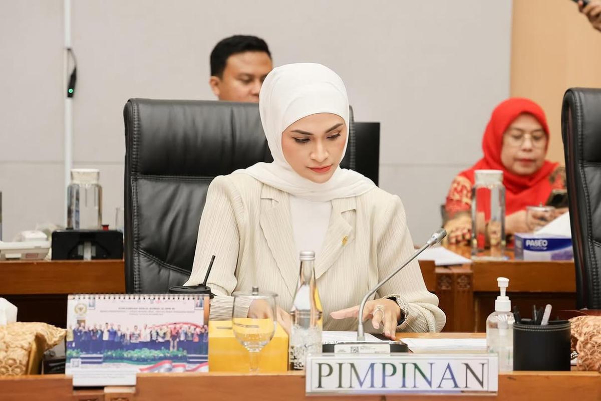 Potret Putri Zulhas saat Pimpin Rapat, Auranya Berkharisma