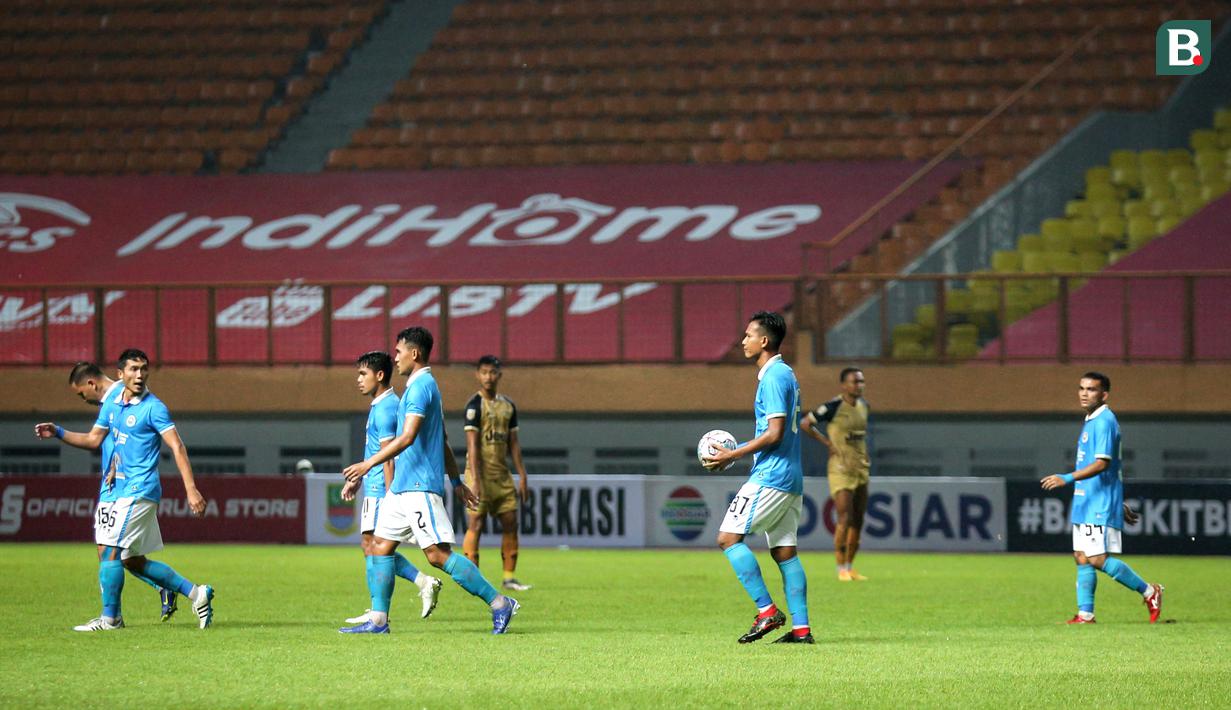 Bukan hanya itu, pemain Sulut United juga melakukan aksi Walk Out sebagai sikap menentang keputusan wasit. (Bola.com/Bagaskara Lazuardi)