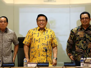 Ketua Dewan Pakar Partai Golkar Agung Laksono (tengah) didampingi Wakilnya Firman Soebagyo (kiri), dan Mahyudin bersiap memimpin rapat di kantor pusat DPP Golkar, Jakarta, Selasa (14/3). (Liputan6.com/Johan Tallo)