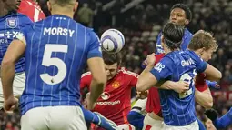 Pemain Manchester United, Harry Maguire mencetak gol ke gawang Ipswich Town dalam laga lanjutan Liga Inggris 2024/2025 di Old Trafford, Manchester, Inggris, Kamis (27/02/2025). (AP Photo/Dave Thompson)