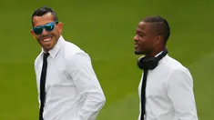 Penyerang Juventus, Carlos Tevez bersama Bek Patrice Evra berbincang jelang persiapan konferensi pers di Stadion Santiago Bernabeu, Spanyol (12/5/2015). Juventus akan menantang Real Madrid di leg kedua semifinal Liga Champions.  (Reuters/Sergio Perez)