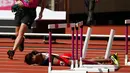 Atlet asal Trinidad dan Tobago, Deborah John tertelungkup setelah terjatuh saat melewati rintangan kelima dalam cabang lari halang rintang 100 meter putri Kejuaraan Atletik Dunia yang digelar di Stadion London, Inggris (11/8). (AP Photo/Matt Dunham)