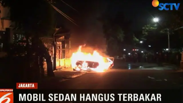 Pemilik mobil yang panik langsung menabrakan kendaraannya ke pagar rumah milik seorang warga.